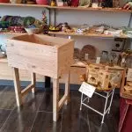 Ein Hochbeet im Weltladen in Bruckmühl