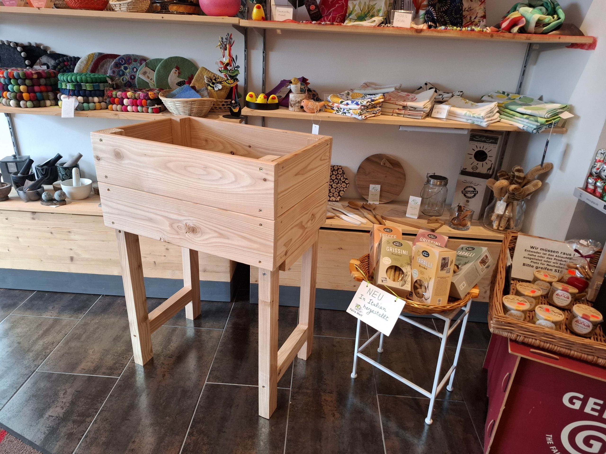 Mehr über den Artikel erfahren Ein Hochbeet im Weltladen in Bruckmühl